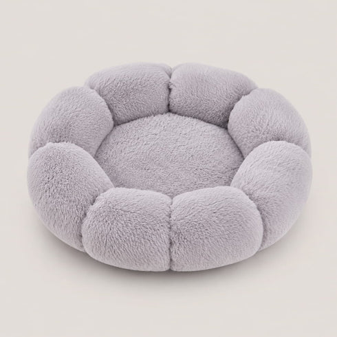 Petit coussin pour chat en peluche gris clair, couchage rond moelleux et confortable.