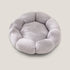 Petit coussin pour chat en peluche gris clair, couchage rond moelleux et confortable.