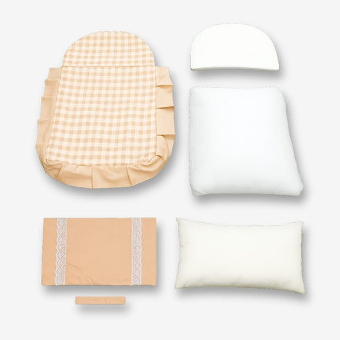 Petit lit pour chat démontable avec housse beige à carreaux, coussins rembourrés et éléments séparés, présenté en vue éclatée sur fond blanc.