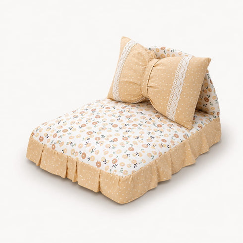 Petit lit pour chat jaune à carreaux avec coussin décoratif et finitions dentelle, présenté sur fond clair en vue studio.