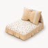 Petit lit pour chat jaune à carreaux avec coussin décoratif et finitions dentelle, présenté sur fond clair en vue studio.