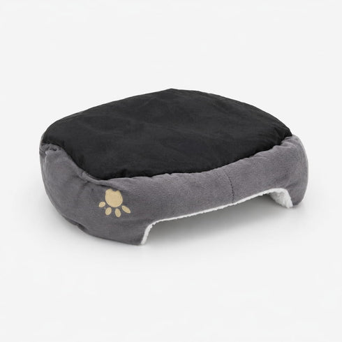 Petit panier pour chat gris avec dessous noir antidérapant et contour moelleux, conçu pour un confort chaud et stable au quotidien.