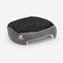 Petit panier pour chat gris avec dessous noir antidérapant et contour moelleux, conçu pour un confort chaud et stable au quotidien.