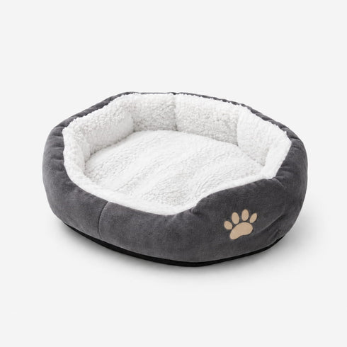 Petit panier pour chat gris et blanc en peluche ultra douce avec rebords rembourrés, idéal pour le repos et le confort quotidien.
