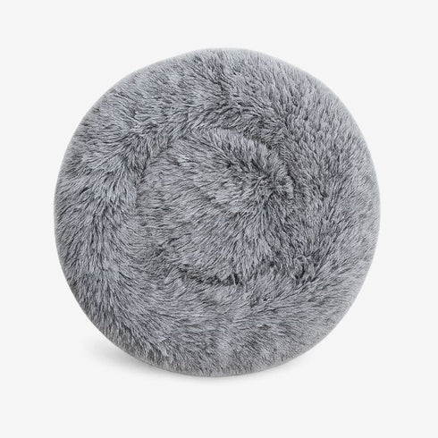 Pouf pour chat gris foncé en fausse fourrure longue, photographié de dessus.