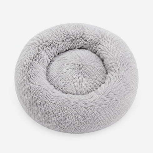 Pouf pour chat gris vu directement de dessus, en fausse fourrure moelleuse.