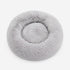Pouf pour chat gris vu directement de dessus, en fausse fourrure moelleuse.