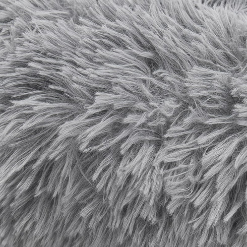 Zoom sur la texture en fausse fourrure grise du pouf pour chat.