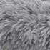 Zoom sur la texture en fausse fourrure grise du pouf pour chat.