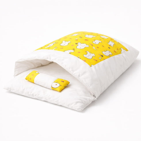 Sac de couchage pour chat blanc avec motifs jaune, coussin intégré et ouverture enveloppante pour un couchage chaud et confortable.