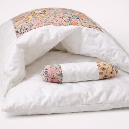 Sac de couchage pour chat blanc avec motifs illustrés colorés, coussin intégré et intérieur moelleux pour un espace de repos chaud et confortable.