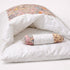 Sac de couchage pour chat blanc avec motifs illustrés colorés, coussin intégré et intérieur moelleux pour un espace de repos chaud et confortable.