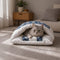 Chat installé dans un sac de couchage pour chat bleu et blanc avec coussin moelleux, couchage confortable et rassurant pour intérieur cosy.