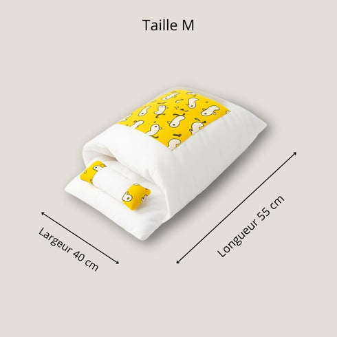 Sac de couchage pour chat taille M blanc avec empiècement jaune à motifs, dimensions 55 x 40 cm, offrant un couchage doux, chaud et enveloppant pour les chats de petite à moyenne taille.