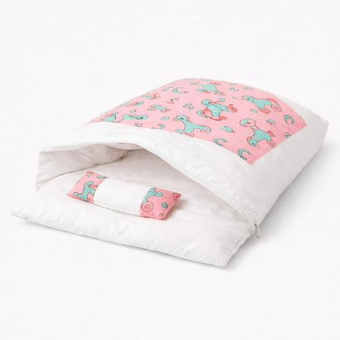 Sac de couchage pour chat blanc et rose avec motifs fantaisie, coussin intégré et ouverture douce pour un couchage chaud et rassurant.