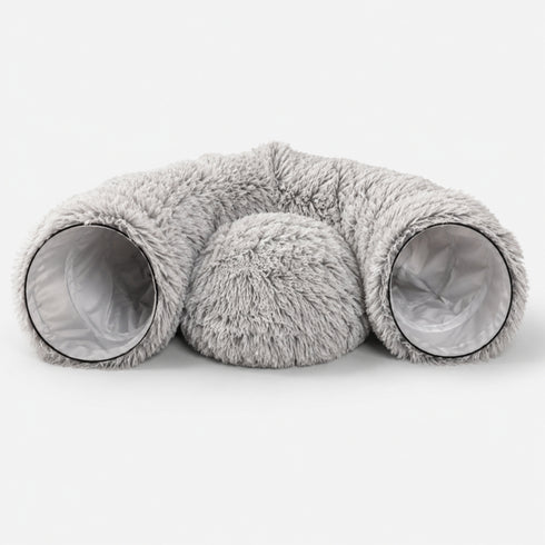 Tanière pour chat grise en peluche avec double tunnel intégré et coussin central moelleux, présentée sur fond clair en studio produit