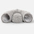 Tanière pour chat grise en peluche avec double tunnel intégré et coussin central moelleux, présentée sur fond clair en studio produit