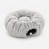 Tanière pour chat grise en peluche avec tunnel intégré et pompon suspendu, présentée sur fond clair en photo produit