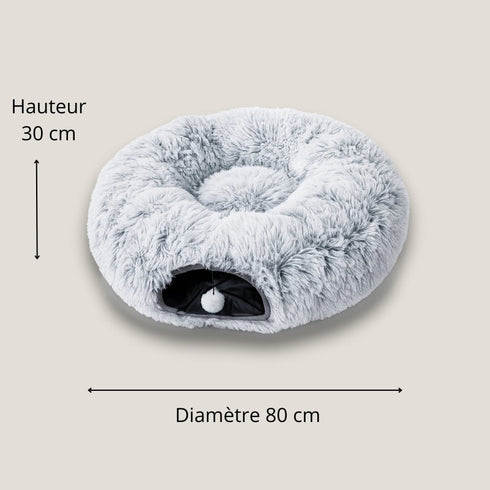 Tanière pour chat en tissu gris moelleux, couchage fermé et enveloppant avec dimensions indiquées de 80 cm de diamètre et 30 cm de hauteur, idéale pour l’intérieur.