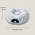 Tanière pour chat en tissu gris moelleux, couchage fermé et enveloppant avec dimensions indiquées de 80 cm de diamètre et 30 cm de hauteur, idéale pour l’intérieur.