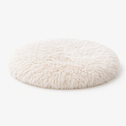 Tapis apaisant rond pour chat en peluche blanche ultra douce sur fond studio clair avec rembourrage moelleux et confortable