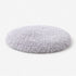Tapis apaisant rond pour chat en peluche grise clair ultra douce sur fond studio clair avec rembourrage moelleux et confortable