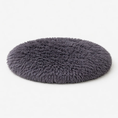 Tapis apaisant rond pour chat en peluche grise foncé ultra douce sur fond studio clair avec rembourrage moelleux et confortable