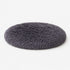 Tapis apaisant rond pour chat en peluche grise foncé ultra douce sur fond studio clair avec rembourrage moelleux et confortable