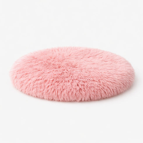 Tapis apaisant rond pour chat en peluche rose ultra douce sur fond studio clair avec rembourrage moelleux et confortable