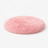 Tapis apaisant rond pour chat en peluche rose ultra douce sur fond studio clair avec rembourrage moelleux et confortable