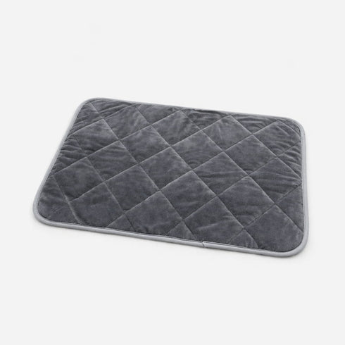 Tapis auto chauffant pour chat gris matelassé avec surface en velours doux et design rectangulaire sur fond studio clair