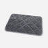 Tapis auto chauffant pour chat gris matelassé avec surface en velours doux et design rectangulaire sur fond studio clair