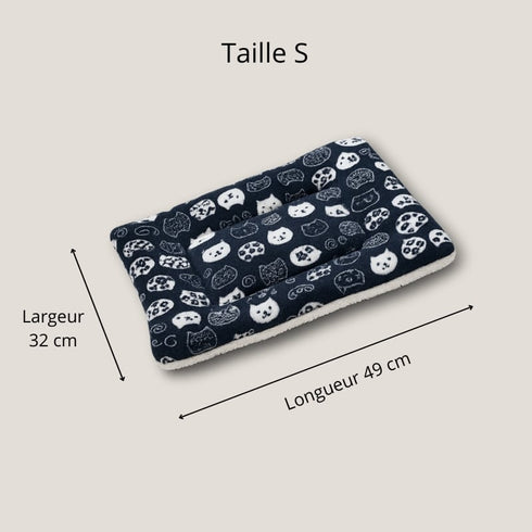 Petit tapis pour chat bleu à motifs de visages, taille S, dimensions 49 × 32 cm, vue avec repères de mesure.