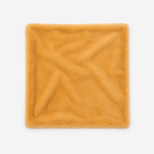 Tapis pour chat orange en peluche douce et moelleuse, idéal pour apporter confort et chaleur aux moments de repos.