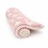 Tapis chauffant pour chat en peluche rose avec motifs étoiles blanches, roulé sur fond studio clair au style doux et cocooning