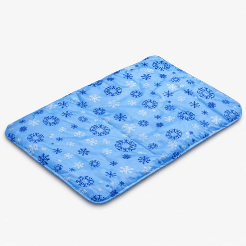 Tapis fraîcheur pour chat bleu avec motifs flocons présenté sur fond neutre pour aider à rafraîchir naturellement le chat pendant les fortes chaleurs