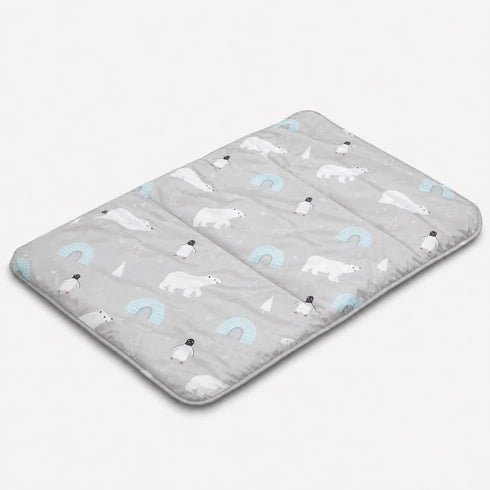 Tapis fraîcheur chat gris à motif ours polaires, manchots et igloos, conçu pour offrir une surface fraîche et confortable pendant les fortes chaleurs.
