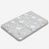 Tapis fraîcheur chat gris à motif ours polaires, manchots et igloos, conçu pour offrir une surface fraîche et confortable pendant les fortes chaleurs.