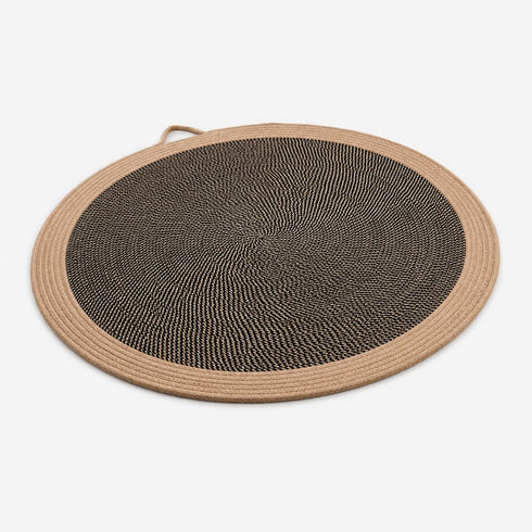 Tapis griffoir rond pour chat en carton ondulé et bordure beige, conçu pour satisfaire l’instinct de griffade tout en offrant un espace de repos.