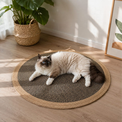 Chat allongé sur un tapis griffoir rond tressé en corde beige dans un intérieur lumineux, conçu pour le repos et l’entretien des griffes.