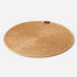 Tapis griffoir rond pour chat en fibres naturelles tressées sur fond studio clair avec design minimaliste et texture résistante