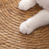 Détail du tressage du tapis griffoir en corde beige pour chat