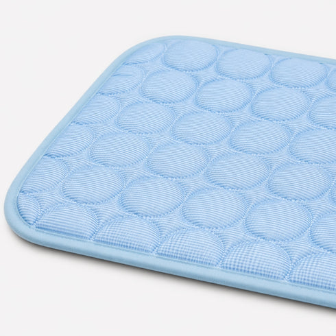 Gros plan sur la texture matelassée en tissu Ice Silk du tapis rafraîchissant pour chat, conçue pour diffuser la fraîcheur et offrir un confort durable.