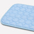 Gros plan sur la texture matelassée en tissu Ice Silk du tapis rafraîchissant pour chat, conçue pour diffuser la fraîcheur et offrir un confort durable.