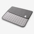 Tapis rafraîchissant pour chat gris plié en deux, mettant en valeur ses deux faces, sa texture respirante et son format pratique pour un confort optimal.