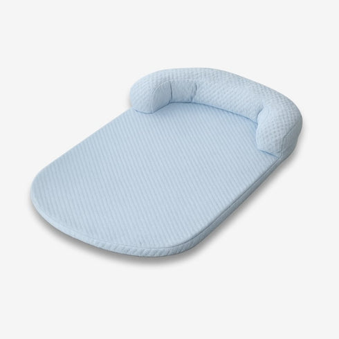 Tapis rafraîchissant pour chat bleu clair en tissu, présenté en vue studio sur fond blanc