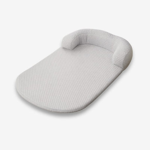 Tapis rafraîchissant pour chat gris clair en tissu, présenté en vue studio sur fond blanc
