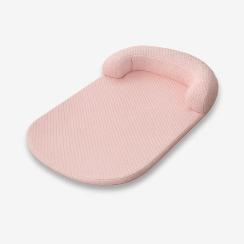 Tapis rafraîchissant pour chat rose clair en tissu, présenté en vue studio sur fond blanc