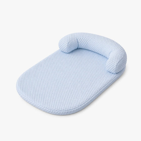 Tapis de refroidissement pour chat bleu avec surface Ice Silk respirante et appui-tête rembourré, conçu pour offrir un couchage frais et confortable.