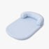 Tapis de refroidissement pour chat bleu avec surface Ice Silk respirante et appui-tête rembourré, conçu pour offrir un couchage frais et confortable.